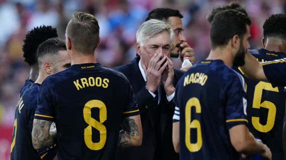 Ancelotti da instrucciones a sus jugadores ante el Girona. /EFE