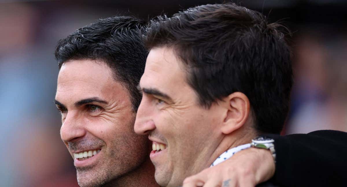 Arteta e Iraola se saludan efusivamente.