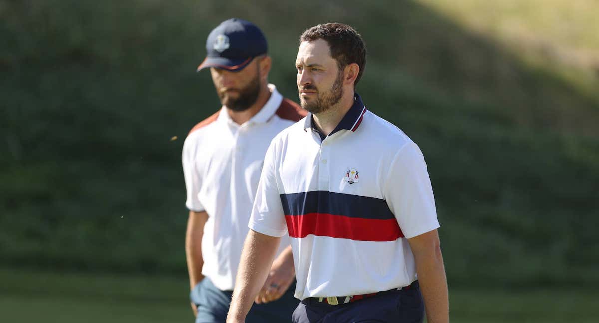 Patrick Cantlay, sin gorra, con Jon Rahm detrás./GETTY