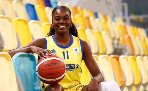 Iris posa en el Gran Canaria Arena. Spar Gran Canaria