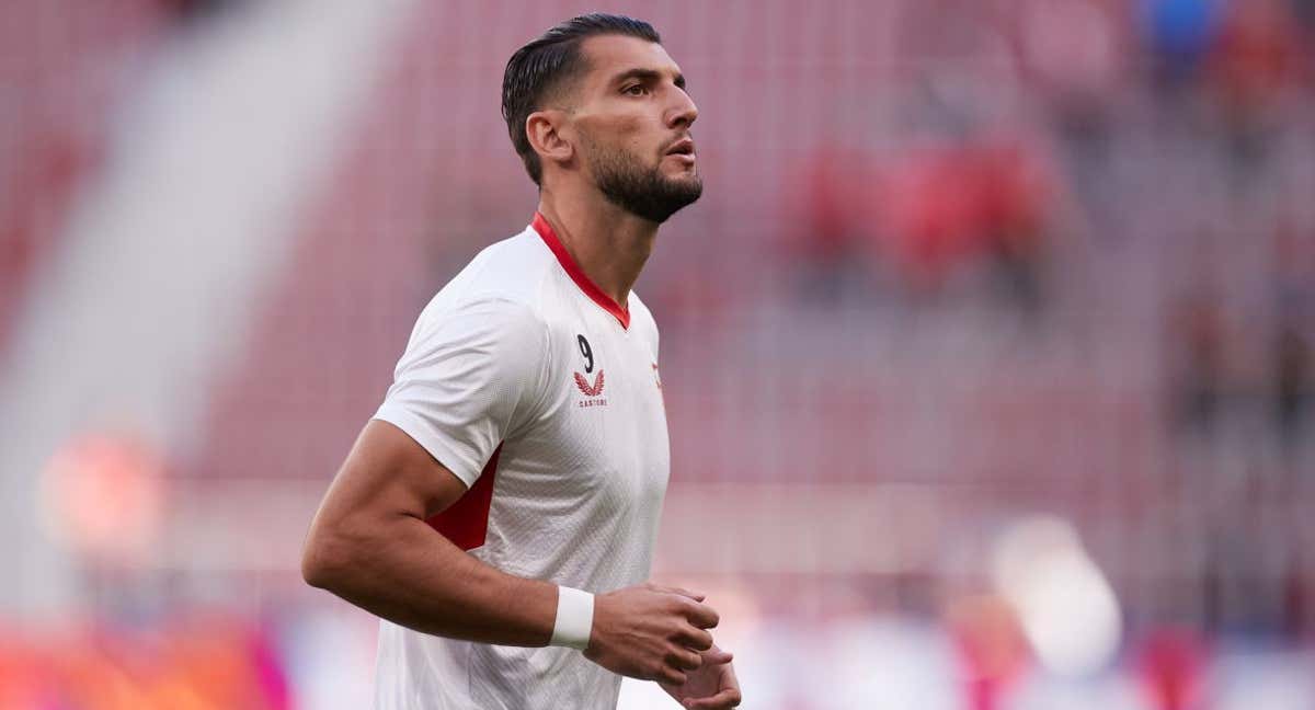 Rafa Mir durante el calentamiento previo al partido ante Osasuna. /AFP