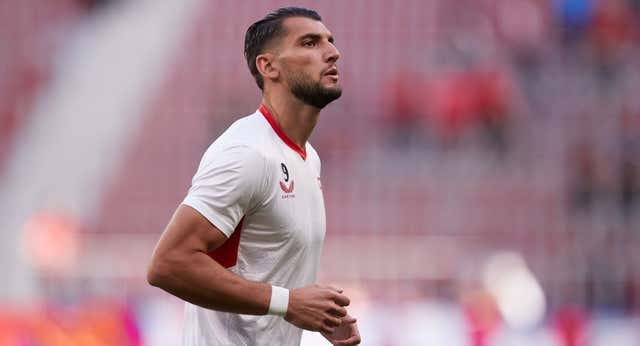 Rafa Mir a punto de explotar: le vetaron sus salidas al Valencia y al Milan y ahora ni juega