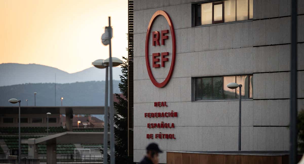 La Real Federación Española de Fútbol.