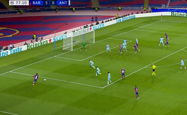 Balde llegando con tiempo y espacio para centrar.  WYSCOUT
