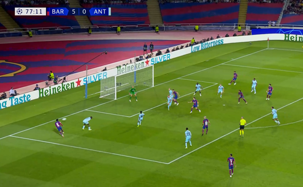 Su centro choca con el rival con  el Barça cargando el área con seis jugadores.  WYSCOUT