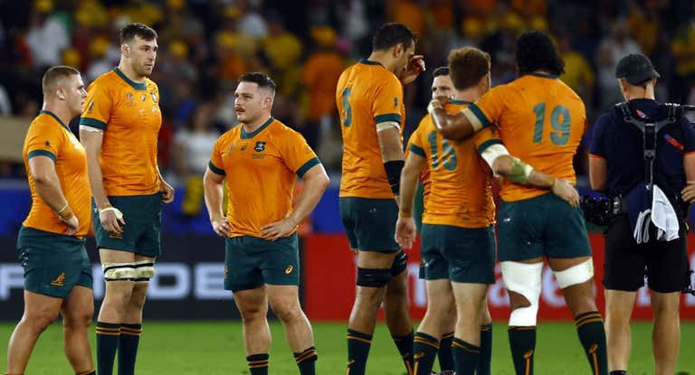 Los jugadores de Australia, cabizbajos tras su victoria ante Portugal.