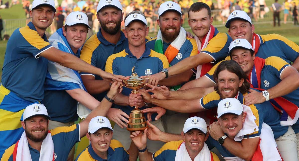 El equipo europeo de la Ryder posa con el título conseguido en Roma.