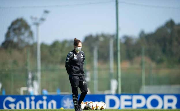 Ana González durante su etapa como segunda entrenadora del Dépor Abanca.