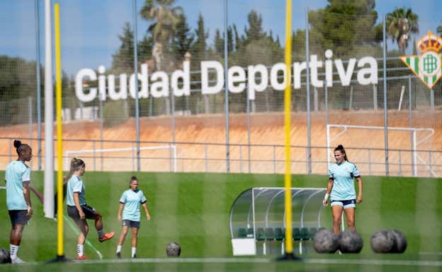 El Betis Féminas se ejercita en la nueva ciudad deportiva. RBB