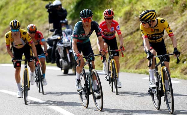 Cian Uijtdebroeks, en el centro, rodeado de Roglic, Landa, Kuss y Vingegaard durante La Vuelta '23. GETTY