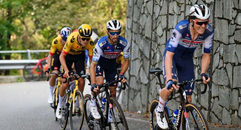 Corredores de Quick-Step y Jumbo durante la Coppa Bernocchi.