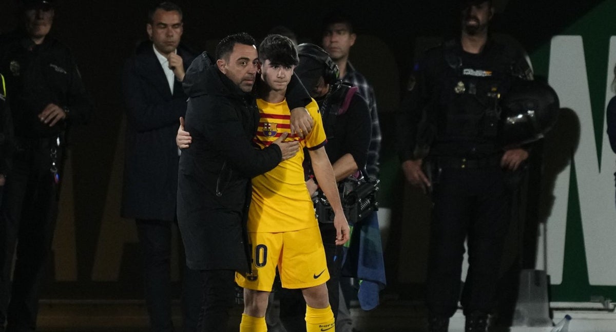 Xavi junto a Aleix Garrido instantes antes del debut del canterano con el primer equipo.