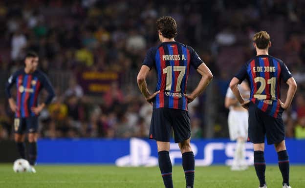 Marcos Alonso y Frenkie De Jong durante la derrota ante el Bayern.  AFP