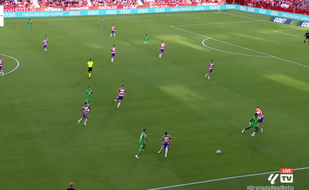 Ante un pase vertical, en vez de controlar, Assane Diao deja pasar el cuero entre las piernas.  WYSCOUT