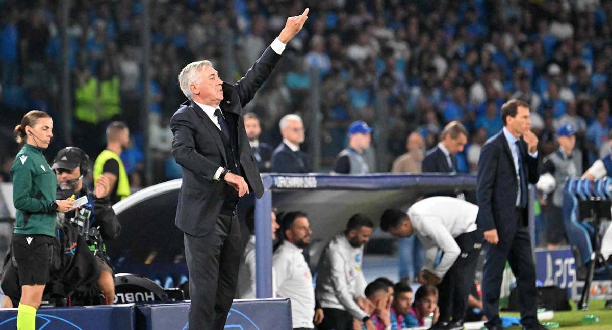 Ancelotti, en un momento del partido en Nápoles. /AFP