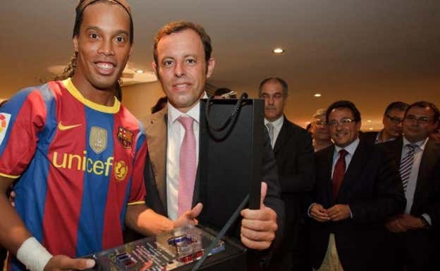 Foto de archivo con Sandro Rosell y Ronaldinho.  AGENCIAS