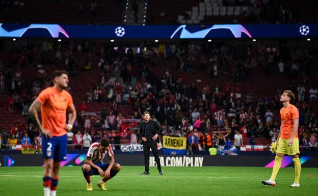 El día que el Atlético cayó en Champions en la 2022-23, tras el 2-2 ante el Leverkusen, levantó dudas entre los dirigentes sobre el futuro de Diego Pablo Simeone.  AFP