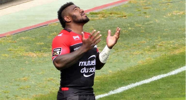 Josua Tuisova rezando en un partido con el RC Toulonnais.