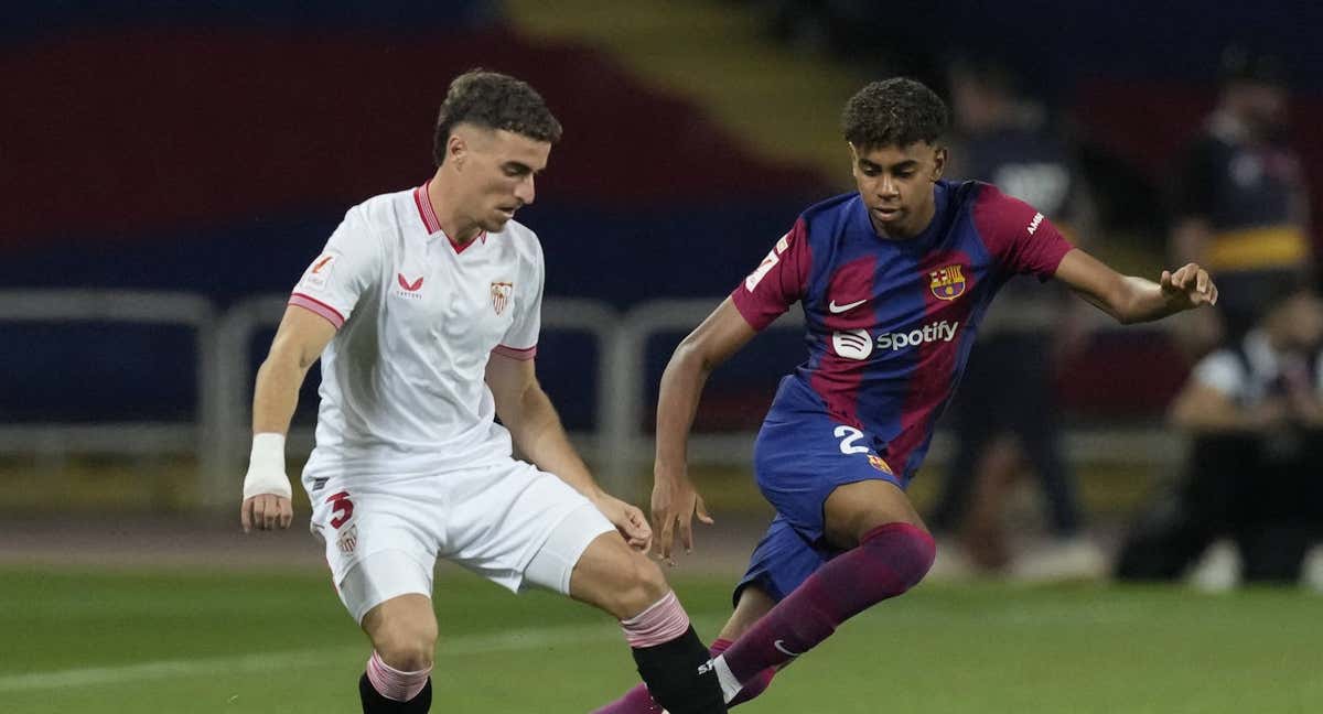 Adrià Pedrosa durante el partido ante el Barcelona./EFE