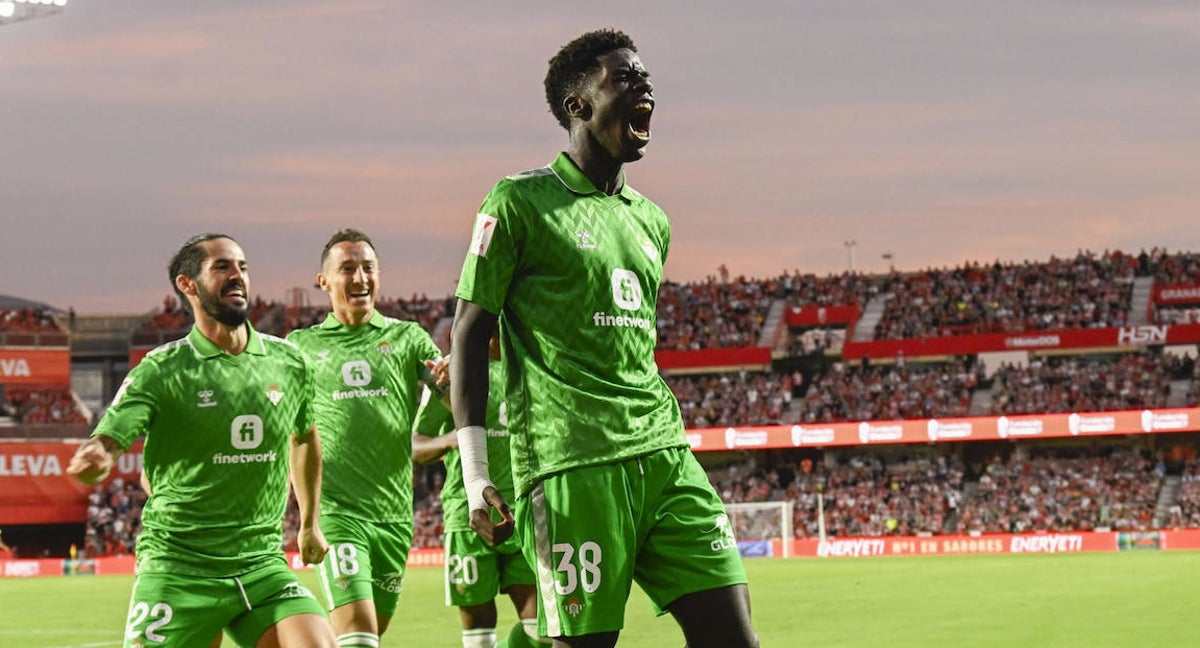 Assane Diao celebra su gol en Granada.