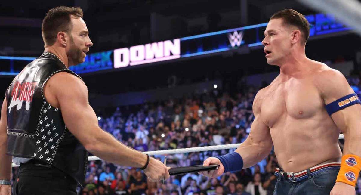 LA Knight y John Cena, durante SmackDown./WWE