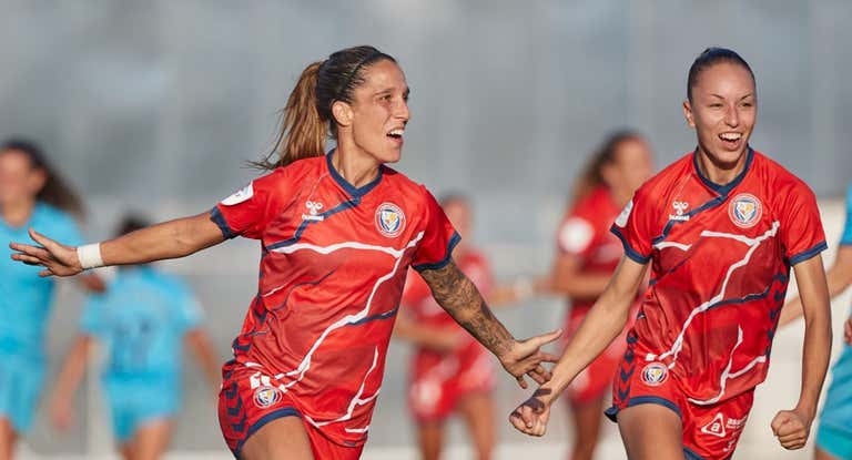 Jugadoras del Levante Las Planas celebran un gol.