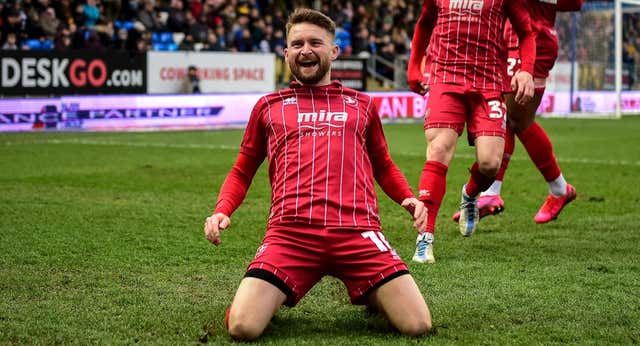 Cheltenham Town, el equipo que no mete goles… marca su primer gol: «¡Al menos han batido algunos récords!»