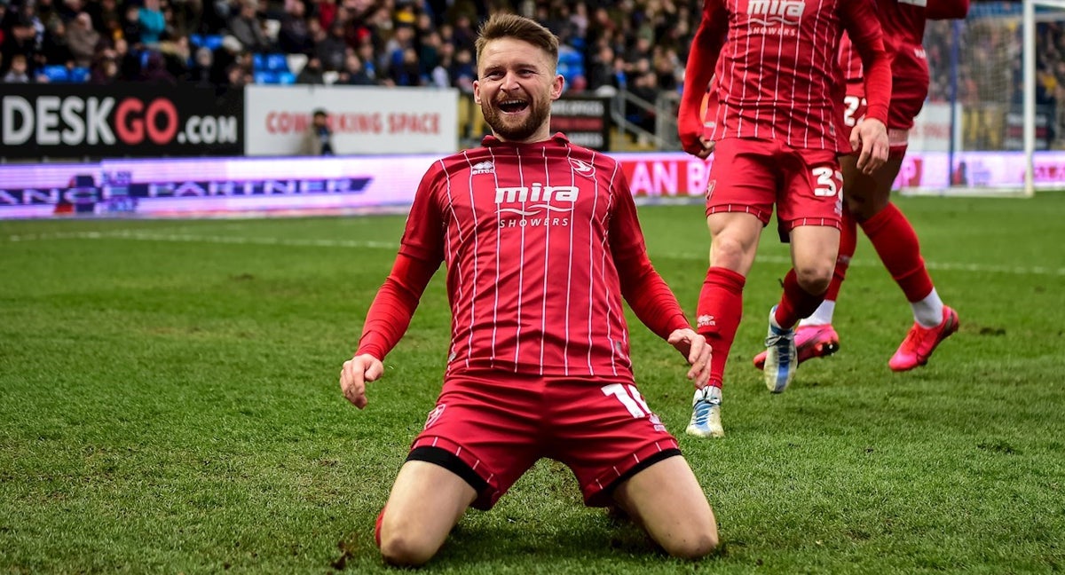 Alfie May celebra el último gol del Cheltenham Town.