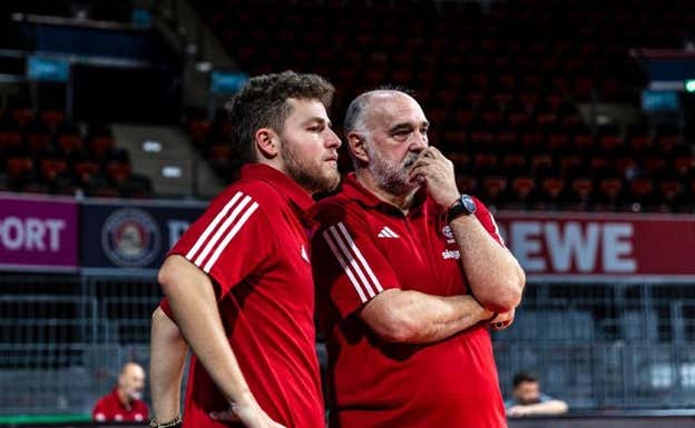 Nacho Juan y Pablo Laso, en el banquillo del Bayern de Múnich.  BAYERN MUNICH/MARTIN VOGEL