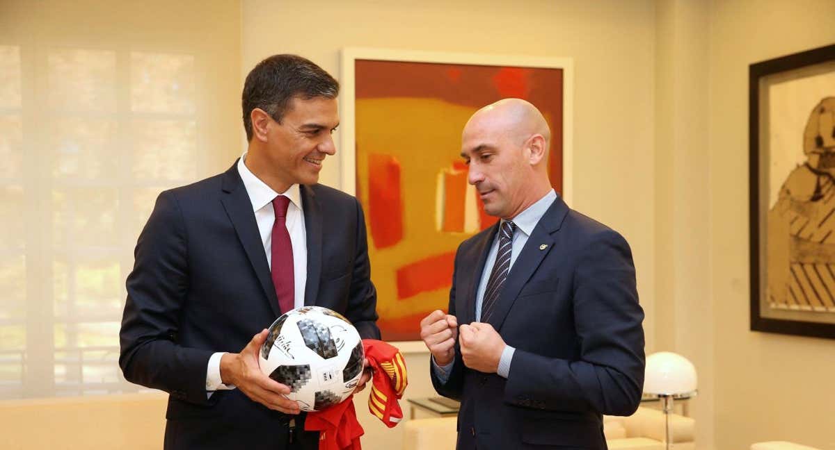 Pedro Sánchez y Luis Rubiales durante el encuentro mantenido en 2018 en el Palacio de la Moncloa como apoyo a la candidatura al Mundial 2020.
