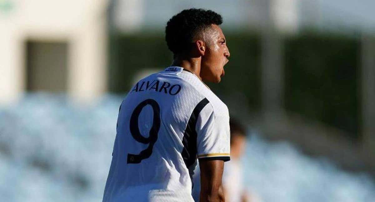 Álvaro Rodríguez celebra su gol al Recreativo de Huelva.