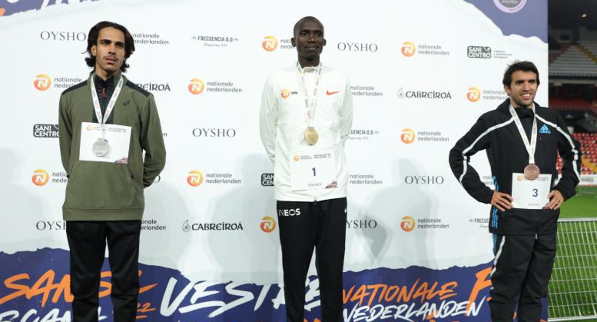 Cheptegei, Katir y Ramos tras ganar la carrera de la San Silvestre Internacional del 2022.