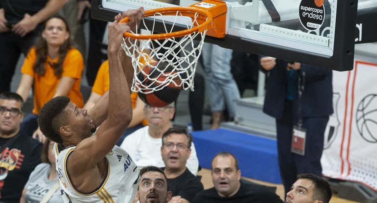 Tavares machaca en la Supercopa Endesa.