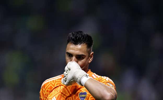 Romero celebra uno de los penaltis parados.  EFE