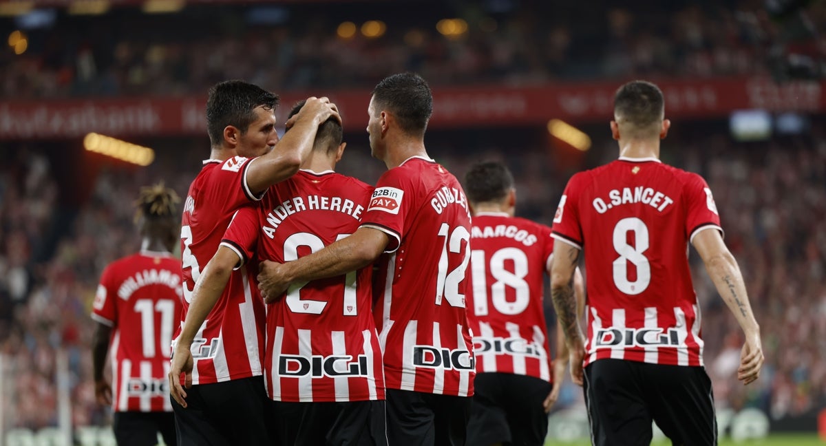 Los jugadores del Athletic celebran la victoria conseguida frente al Almería en San Mamés.