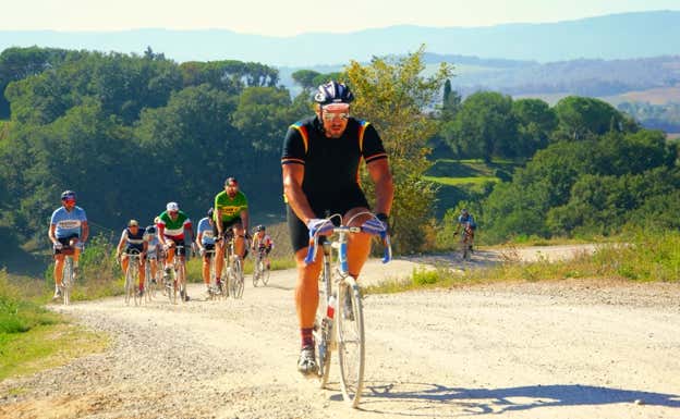 Un ciclista, escalando un tramo de arena.  Julio Ocampo