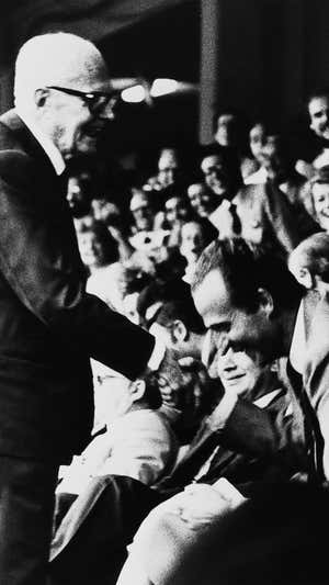El rey Juan Carlos felicitaba al presidente de la República Italiana, Sandro Pertini, en la final del Mundial.  ARCHIVO ABC