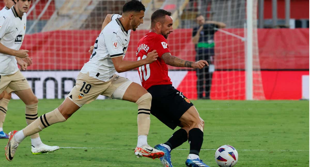 Sergi Darder pidió el cambio por lesión en el minuto 73 del partido entre el Mallorca y el Valencia./EFE/CATI CLADERA