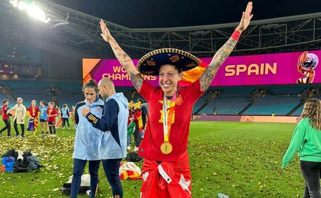Jenni Hermoso, con un sombrero mexicano, celebra el título de la Selección en la final del Mundial en Sídney.