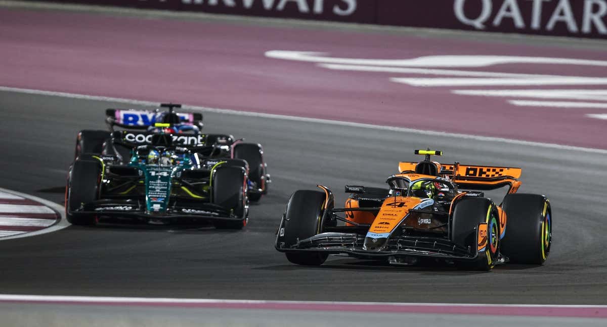 Fernando Alonso, Lando Norris y Esteban Ocon, durante el GP de Catar./EP