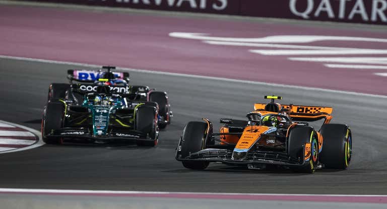 Fernando Alonso, Lando Norris y Esteban Ocon, durante el GP de Catar.