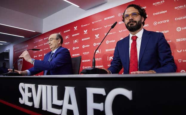El director deportivo Víctor Orta junto al presidente, José Castro. EP