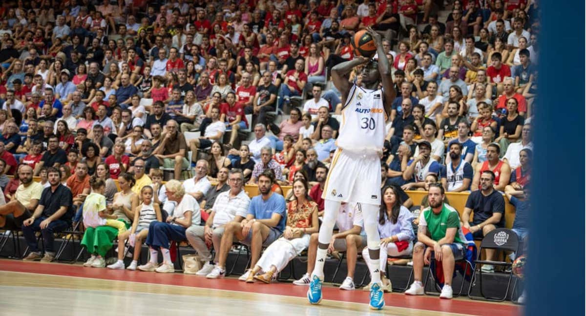 Ndiaye ejecuta un triple liberado desde la esquina en Fontajau./acb Photo / S. Geronès