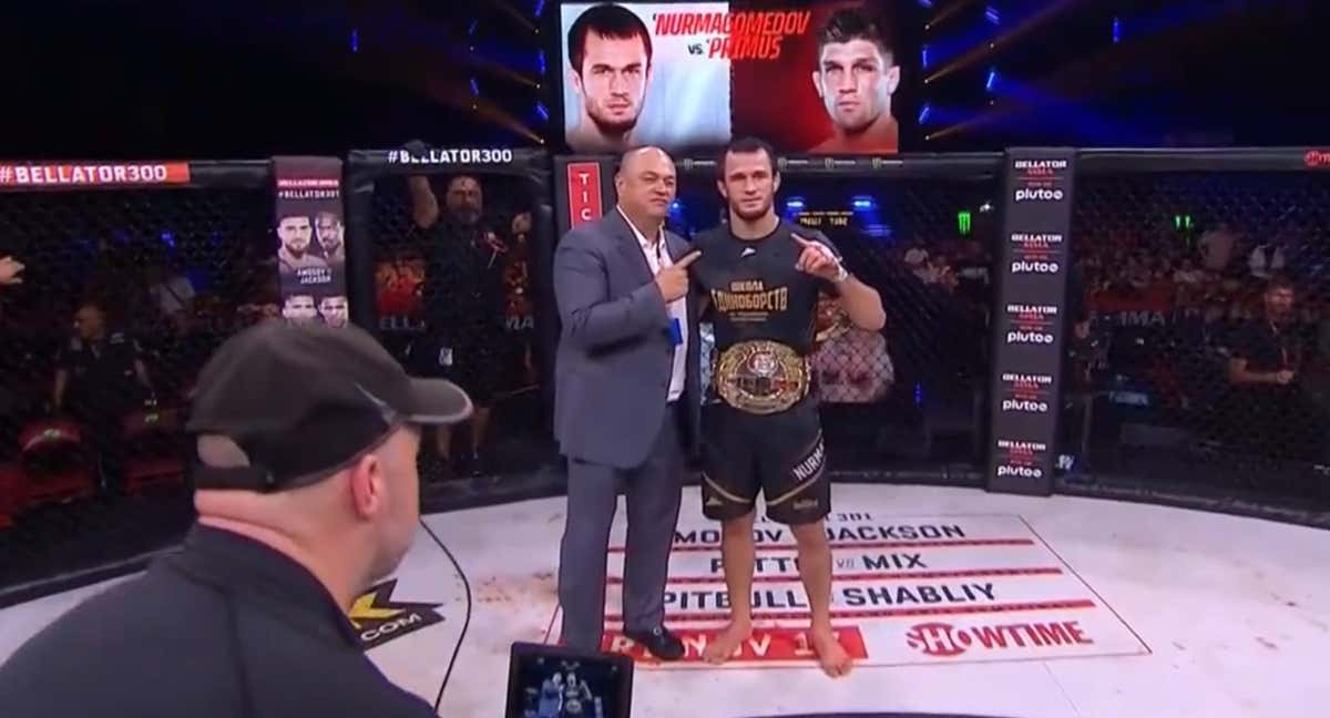 Usman Nurmagomedov y Scott Coker, durante Bellator 300.