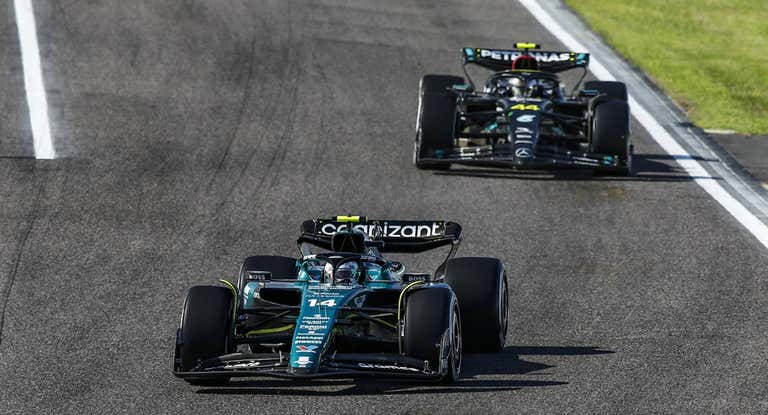 Fernando Alonso, por delante de Hamilton en una carrera esta temporada.