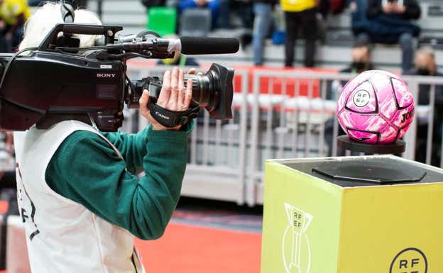 Un cámara grana un balón Joma en una peana de la Federación durante la Copa de España.  RFEF
