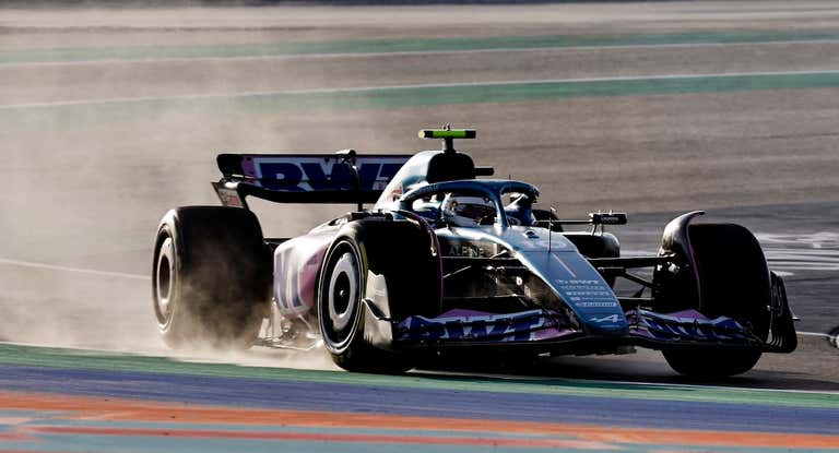 Pierre Gasly sale fuera de pista durante el sprint shootout del GP Qatar 2023.