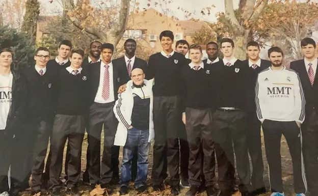 Luka Doncic junto a sus compañeros de promoción. Paco Carreño