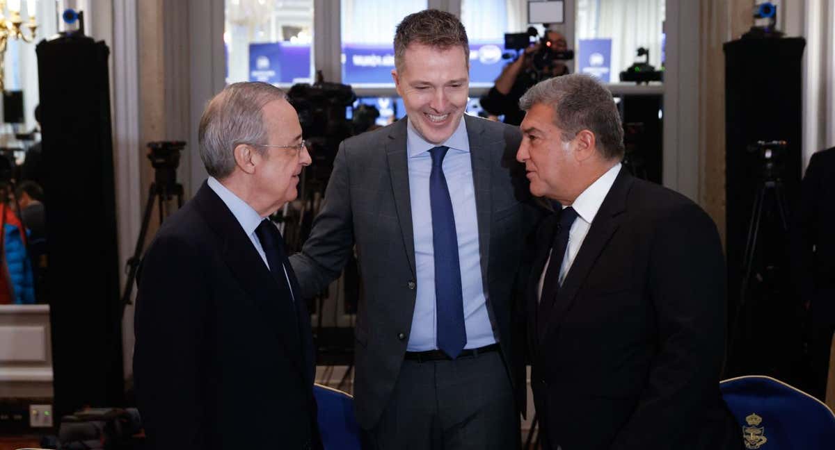 Florentino Pérez y Joan Laporta con Bern Reichart, CEO de A22 Sports Management./Efe