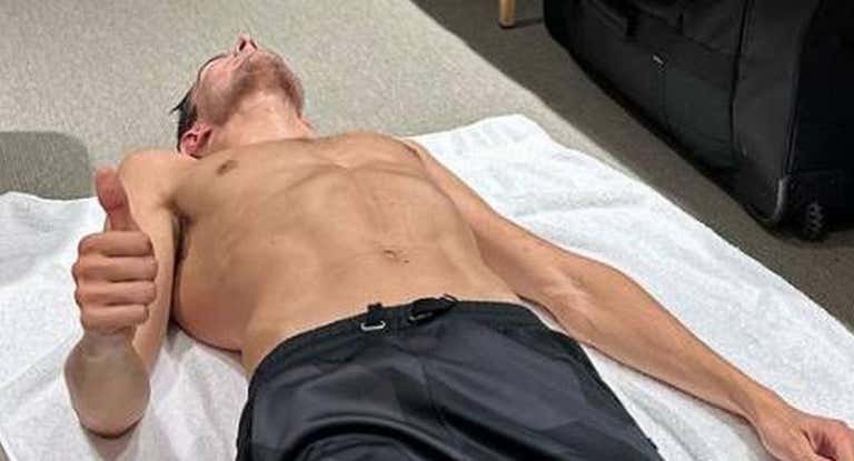 Ocon levanta el pulgar tras el sufrimiento en el GP de Catar.